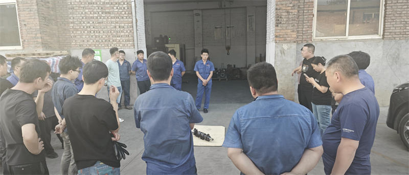 班會(huì)討論鋼軸的加工注意事項(xiàng)